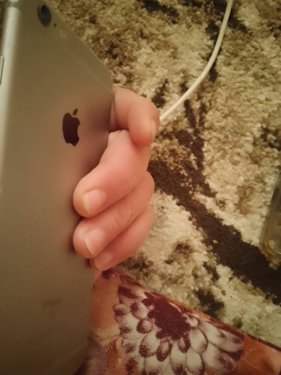 ايفون لابيع بس عاطل مايشتغل العنوان الموصل وادي حجر 
سعره 70 وبي مجال***********وتساب
