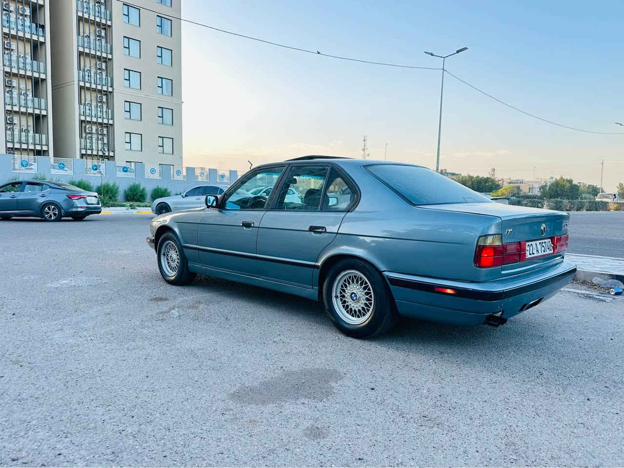 سلام عليكم
للبيع بي ام 525 موديل 1991 
رقم اربيل انكليزي بسمي تحويل مباشر
مكفوله من ضربه فقط صبغ جماليه. 
مكينه مسكر فانوس 6 سلندر مكينه جديد
كير اوتماتيك 
سياره فول مواصفات. 
بجم عريض. سلايد طكتين شغال
دبل ايرباك كشنات مخمل جدد 
تبريد ثلج تخم تاير وصدر كله جديد. 
كهربائيات كلها شغاله مابيها كلوب طافي. 
سياره حلوه ومصروف عليها مال جناي وتجي وتشوف بعينك 
سعر 67 وبيها مجال مكان سياره بغداد حي الجامعه رقمي *********** بغداد, العراق
