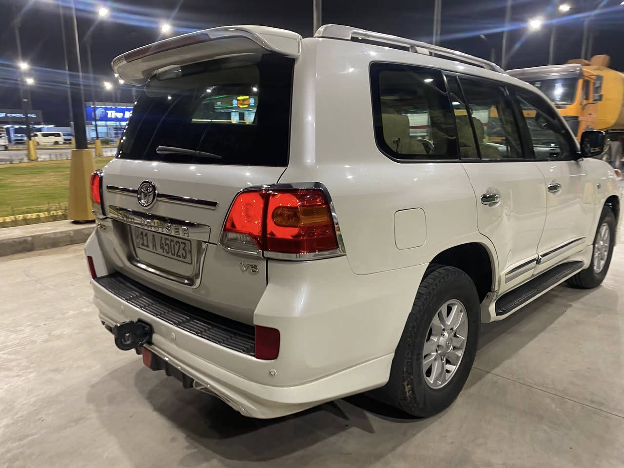 سلام عليكم من رخصت الادمن المحترم لاندكروزر مديل ٩ سونر موجود بدون دواخل 
سياره جاهزه من كلشي كير مكينه صدر تخم تاير تبريد تحويل مباشر 
مكان سياره بغداد شعب 
السعر ٢٦٠ وبي مجال 
***********
