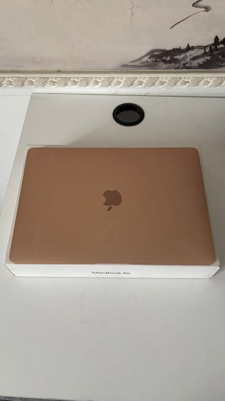 ⁨	Macbook Air M1
256 GB Hard
8 GB ram
13.3inch
Battery 90%
كامل ملحقات شاحن والكارتونه
السعر على الخاص
او على الواتساب
***********⁩⁩⁩
