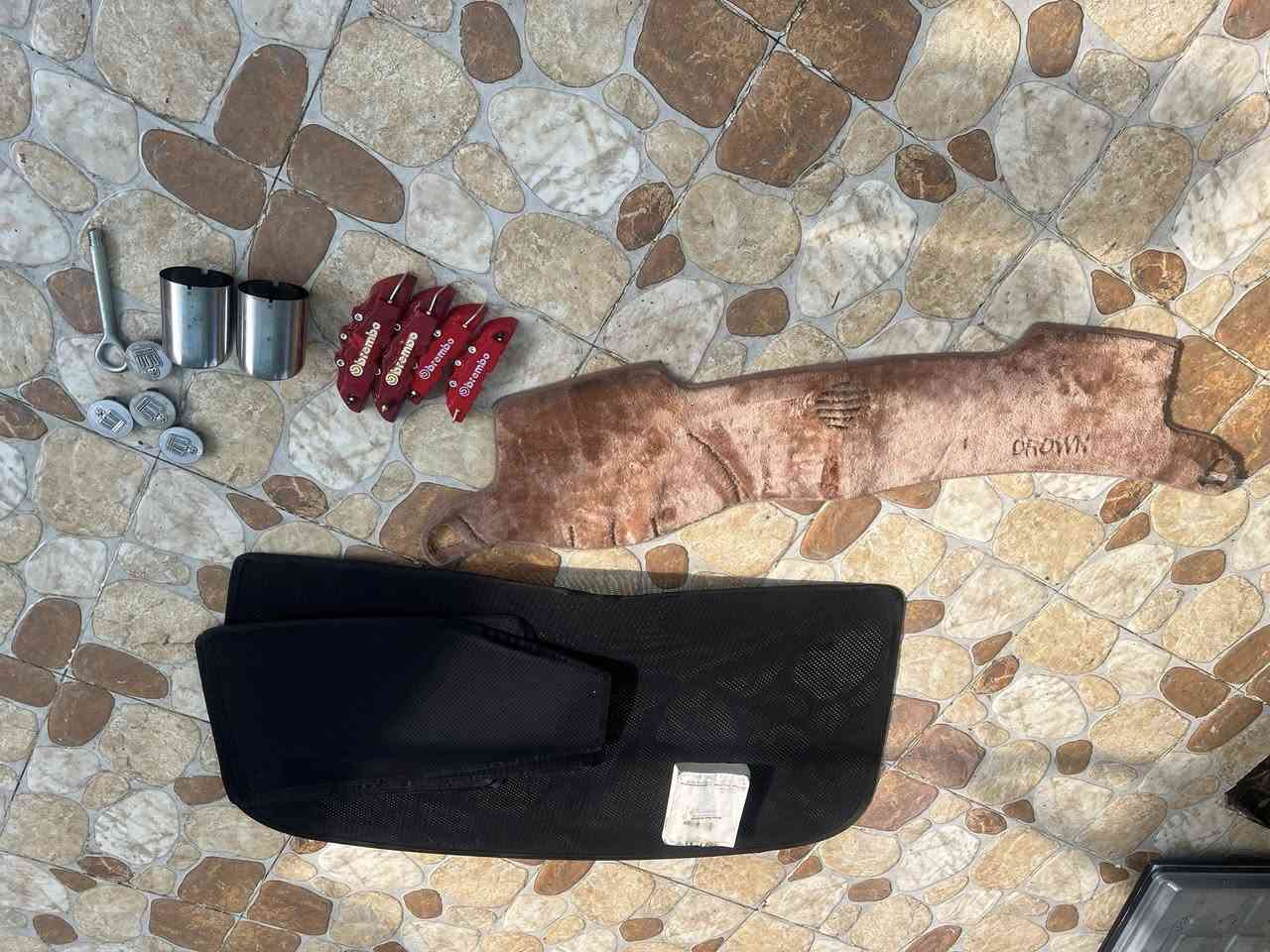 هەمووی هی شاینەیە بۆ فرۆشتن پەردە سەدا ٧٥ نرخی ١٥ هەزار
سەرداشخوڵ ١٠ هەزار 
کەڤەری قایدەی بەنس بریمبۆ ١٠ هەزار
هۆک بیلادی ٥ هەزار 
سەری ساڵۆنسا بیلادی جوتەکە ٢٠ هەزار 
کەپی ویل ٥ هەزار 
کەتەلۆک بە هەدیە 
شوێن سلێمانی 
***********
