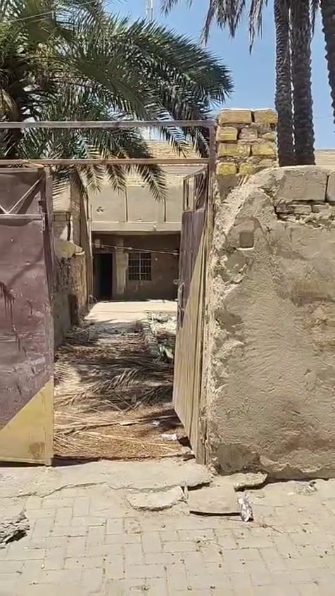 يالله بيت للبيع طابو صرف المساحه 350 م   موقع ممتاز  الواجهة  12 م بناء قديم  يتكون غرفتين صاله مطبخ ستقبال صحيات كراج حديقة  بناء طابوق سقف عكاده خدمات كامله الموقع ممتاز كربلاء طويريج ام الهواء مقابل مركز الشرطه   استفسار اكثر مراسله او اتصل 

***********
