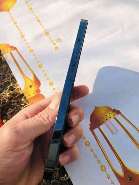 يوجد ايفون 12للبيع نضيف بطارية (77)مكفول عشائريآ خالي من اي ضرر من يرغب بل شراء يتصل ***********/
