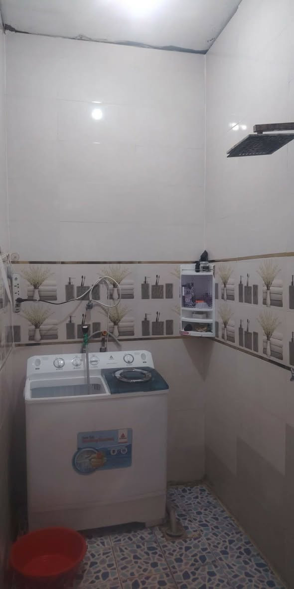 دار البيع ساحه 180 قاطين غرفيتن جوه وصاله ومطبخ دوانيه و  ومنور و ترك و حمام يعني الجوه كامل و قاط الثاني غرفتين وصاله بحي العسكري بل دونم لازم قرب مدرسة الحشد الاستفسار على هذا الرقم***********
