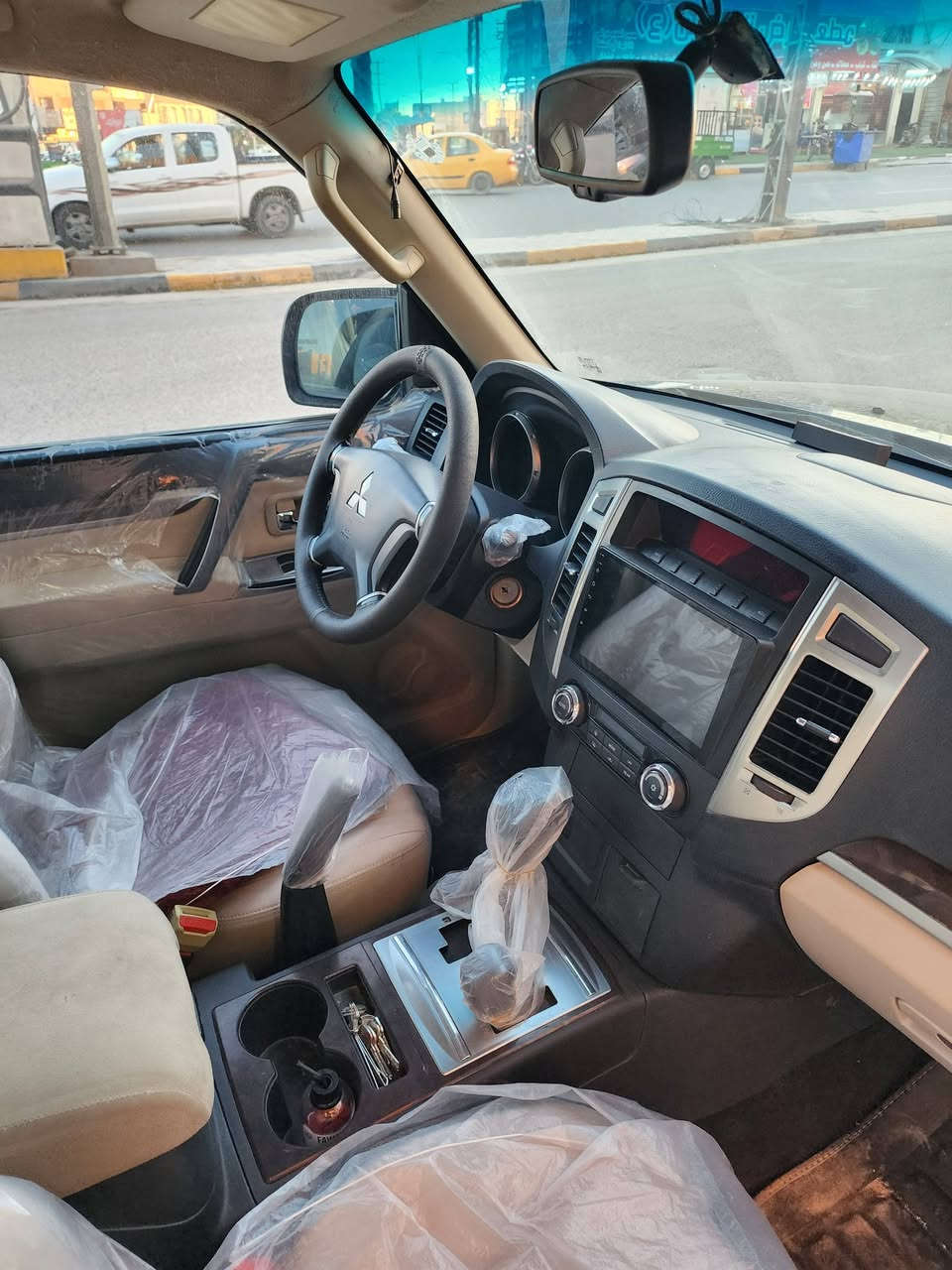 سلام عليكم
باجيرو 2015 خليجية مكفولة عدا الباب الي ورا السايق بي صبغ فقط بدون فتح بدون معجون الباقي مكفول 

السيارة ماشية 95 الف فقط 
نظيفة كلش ماشاء الله 
سعرها 180 ورقة وبيها مجال 
مكاني كربلاء

رقم تلفوني ***********
