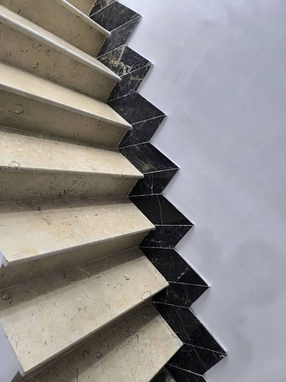 سلام عليكم دار للبيع العنوان النداء مجمع بيتي الاول فئت A بلوك 1 دار 16 /40  متر عن شارع المجمعات وخلف التجاري شارع  مجمع السلطان  والمرتضى موقع اكثر من ممتاز  بيت كله محاور وشغل جناي حقيقي   يحتوي البيت على5 غرف نوم وصاله واستقبال معزول 3 صحيات  وكراج واسع وحديقه  داخليه وخارجيه سند حر بسمي  غير مطلوب للستفار أكثر
***********
