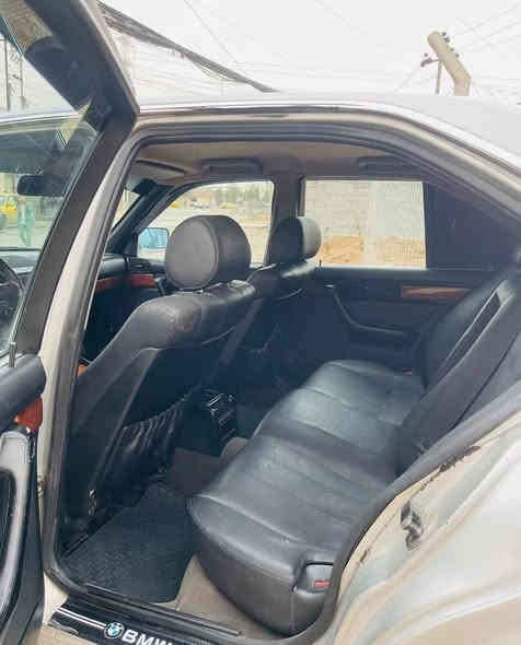 السلام عليكم.. للبيع مو شراي لاتعبني
📌 السعر 75 وبيها مجال بصيط 

حجم 525i 
كوبون بانزين
موديل 1991 
السياره وضع بلاد 
محرك كبس 
الگير شرط
المحرك ممفتوح وضع شركه 
...فقط طخم الورا نص عمُر 
كهربائيات كلها شغاله
سستم سماعات + دمام 
كامره + شاشه لمس قلاب
داخل لونين اسود وجوزي بلاد
كشنات اسود جلد بلاد اصلي 
طخم تاير جديد
منظومه زنون جديده
تبريد + تدفئه شغال
والسياره مصروف عليها بدون مانعدد ونسويها هوسه
#المثل يگول شوف العين يبري الذمايم 

📌 مكان السياره الموصل الايمن
التواصل خاص + واتس
*********** 
***********
