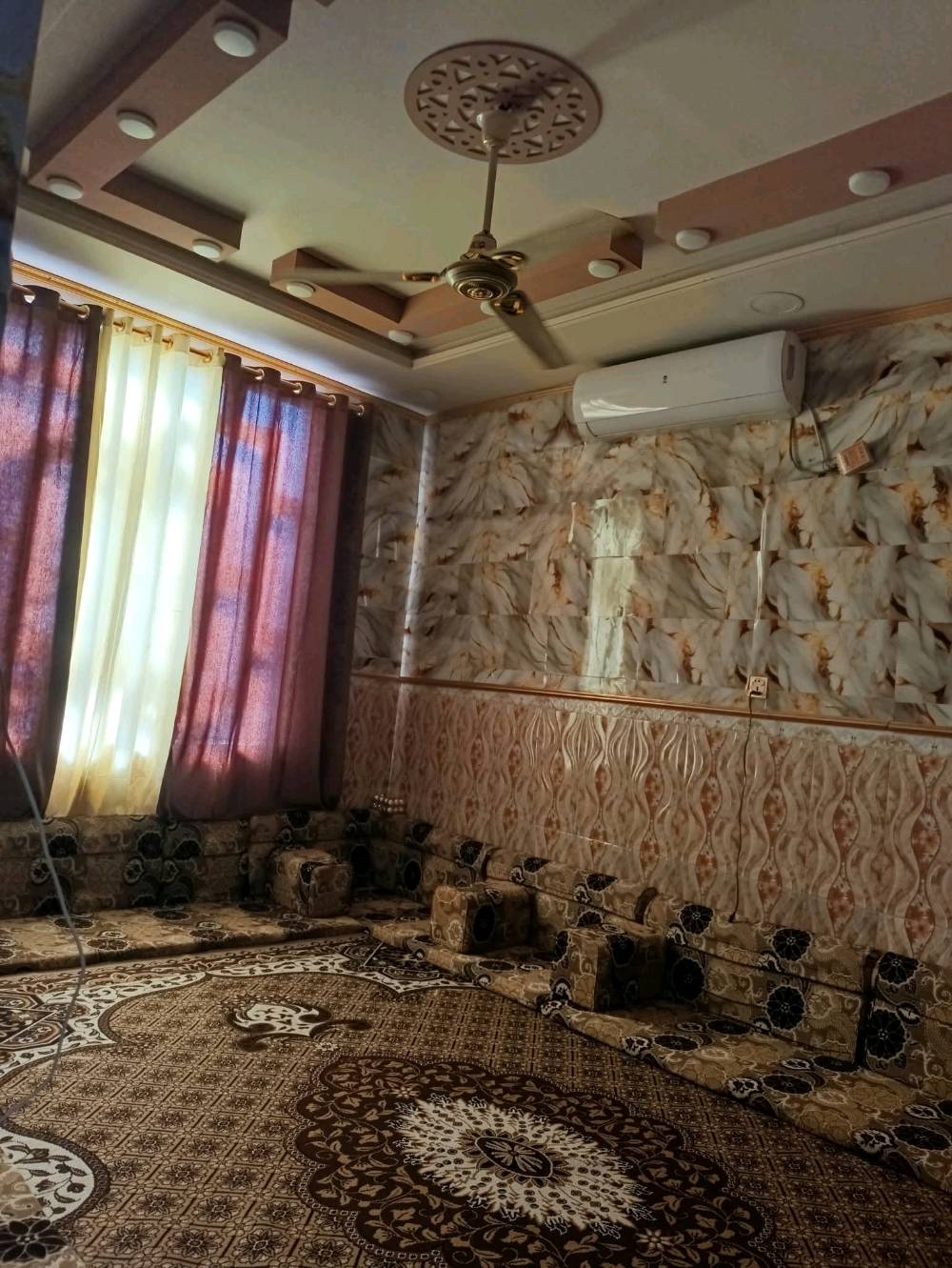 بيت 150متر ركن ع شارعين طابو زراعي مشمول ب التطويب  سند 25  كافة الخدمات متوفرة ماء كهرباء باب البيت البناء اساس صب بناء بلوك سقف عكادة. يتكون من 3غرف نوم وصالة ومطبخ واستقبال وطارمة جبيرة يبعد عن الشارع تقريبا 100متر عنوان كوفة شارع معمل خلف مستوصف علي الرماحي   