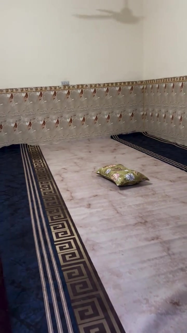 السلام عليكم ورحمة الله وبركاته 
عندي بيت ١٥٠متر وجهيه ١٠ونزال١٥للفضيليه شارع الافرن الاحمر شار مولده يتكون غرف نوم صاله مطبخ ستقبال صحيات 
سعر خاص***********
