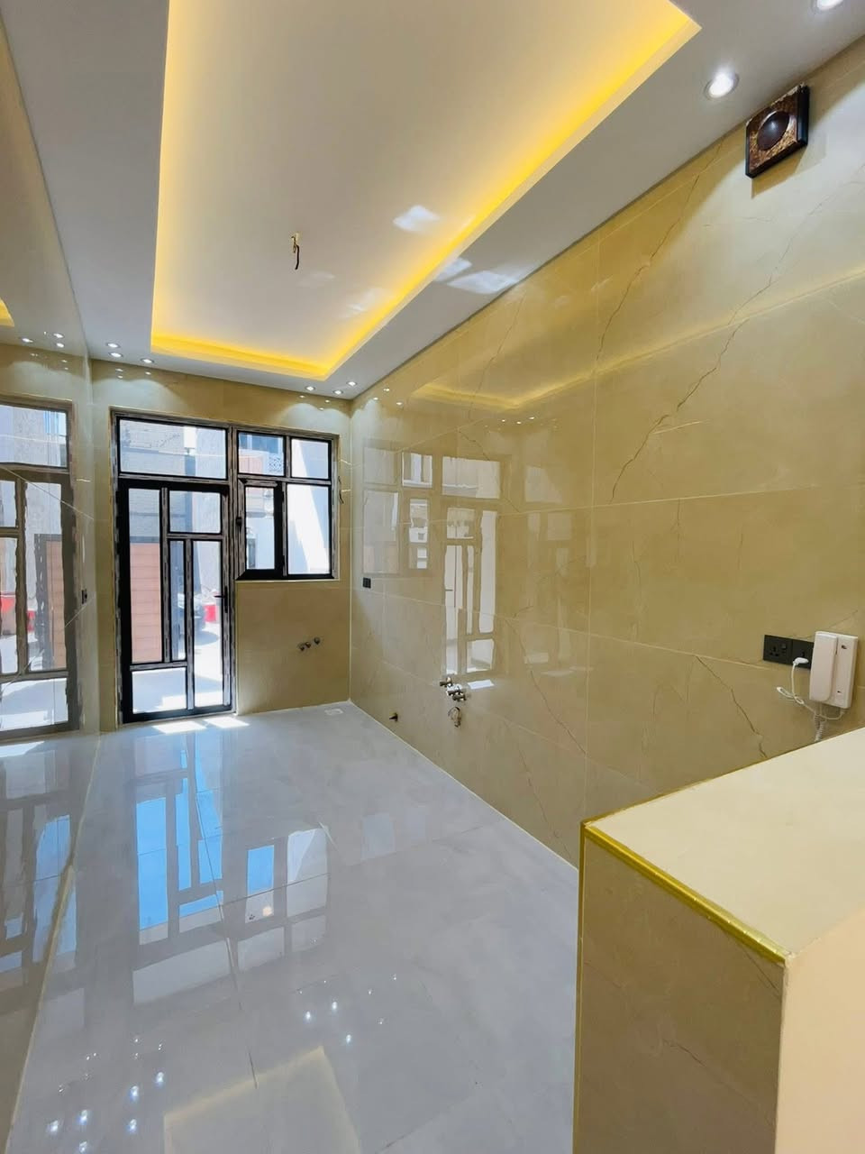 ✨ بسم الله ما شاء الله ✨
تمتع بأرقى وسائل الراحة والفخامة مع هذا العقار المميز 🏡

🔹 المساحة: 100م

🔹 الواجهة: 6.250م – النزال: 16م

🔹 فول مواصفات

البيت يتألف من:

🏠 الطابق الأول: استقبال واسع + مطبخ + صالة كبيرة + غرفة نوم بحمام ملكي + منور

🏠 الطابق الثاني: 3 غرف نوم + حمام

🏠 الطابق الثالث: بيتونه كبيرة

⚙️ المواصفات الفنية:

 • رفت 40 مع بتلو 10 (المجموع 50)

 • أرضية 60×60 مع حصو وبسيس تحتها

 • المطبخ والحمامات مطبوكة ألواح وليس سيراميك

 • نظام كاميرات وإنترنت مخفي

 • أبواب تركي أصلي + أبواب حمامات ألمنيوم

 • مغاسل تعليك مع مرايات نوع “توتة”

 • حمامات بخلاطات تركية أصلية

 • جبسن بورد + إنارة بروفايل ومخفية

 • بوكسات خارجية للغاز والماطور + تانك 1000 لتر

📜 نوع العقار: طابو زراعي – السند: 25

📍 الموقع: الدورة – البوعيثة – السلطان الثالث

🔑 البيت باسمي مباشر بدون دلالية

📞 للاستفسار 

اتصال / واتساب: ***********
