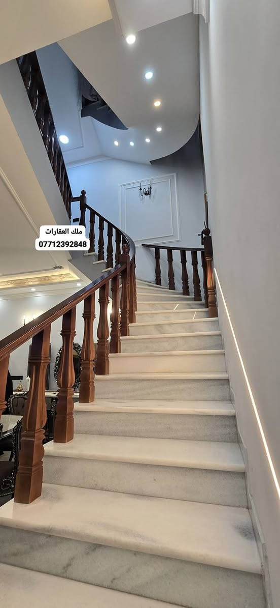 بيت للبيع في البنوك خلف أسواق الفتلاوي المساحة ٢٠٠ متر الواجهة ٦٦ ،٦ والنزال ٣٠ شارع عريض ١٥ متر موقع مميز ٤ غرف نوم بي سويتات بناء فول حديث ٢٠٢٤ ارضيات فوك وجوة مرمر نقشات مغربية رصيف ٤ متر للإستفسار مراجعة شركة ملك العقارات للاستثمار والتطوير العقاري في البنوك شارع الكنيسة مقابيل ماركت الروعة  ***********
