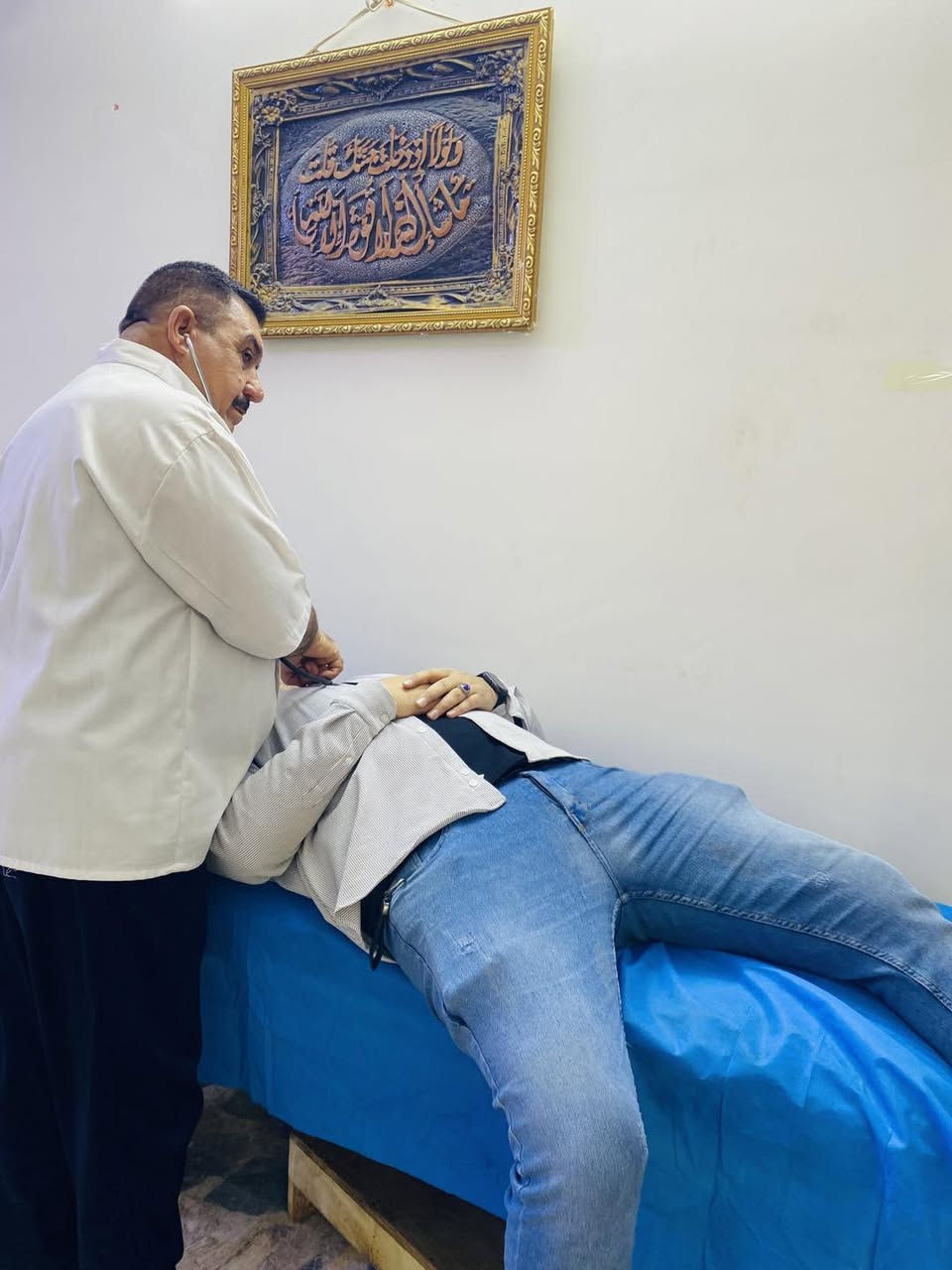 ابن الغزالية الممرض والحجام العسكري ابو احمد الاسدي 

شغلة راقي جداً جراحة عامة وعلاج المفاصل بكل انواعها وعلاج التهاب اللوزتين والكسور والجيوب الانفية والام العنقية وعلاج الوثاب وعرق النسا والانزلاق الغضروفي والحروق بشتى انواعها والفصخ وشد الكانونة وزرق الابر وخياطة الجَروح وعملياتَ صغرى والحجامة وعلاج التهاب مجاري البولية وحالات الطوارئ علاج الشقيقة وقلع الزوائد اللحمية والفالول والبسامير وأزالة الغدد الدهنية

يطلع للبيت بكل الغزالية وخارجها لعلاج الحالات الطارئة والناس الغير قادرة على المجيئ
((عدهم كادر نسائي))

هاتفه وبي واتساب :-
***********
العنوان :- مدينة الغزالية - نهاية شارع البدالة - مقابل شارع المدارس 📍
