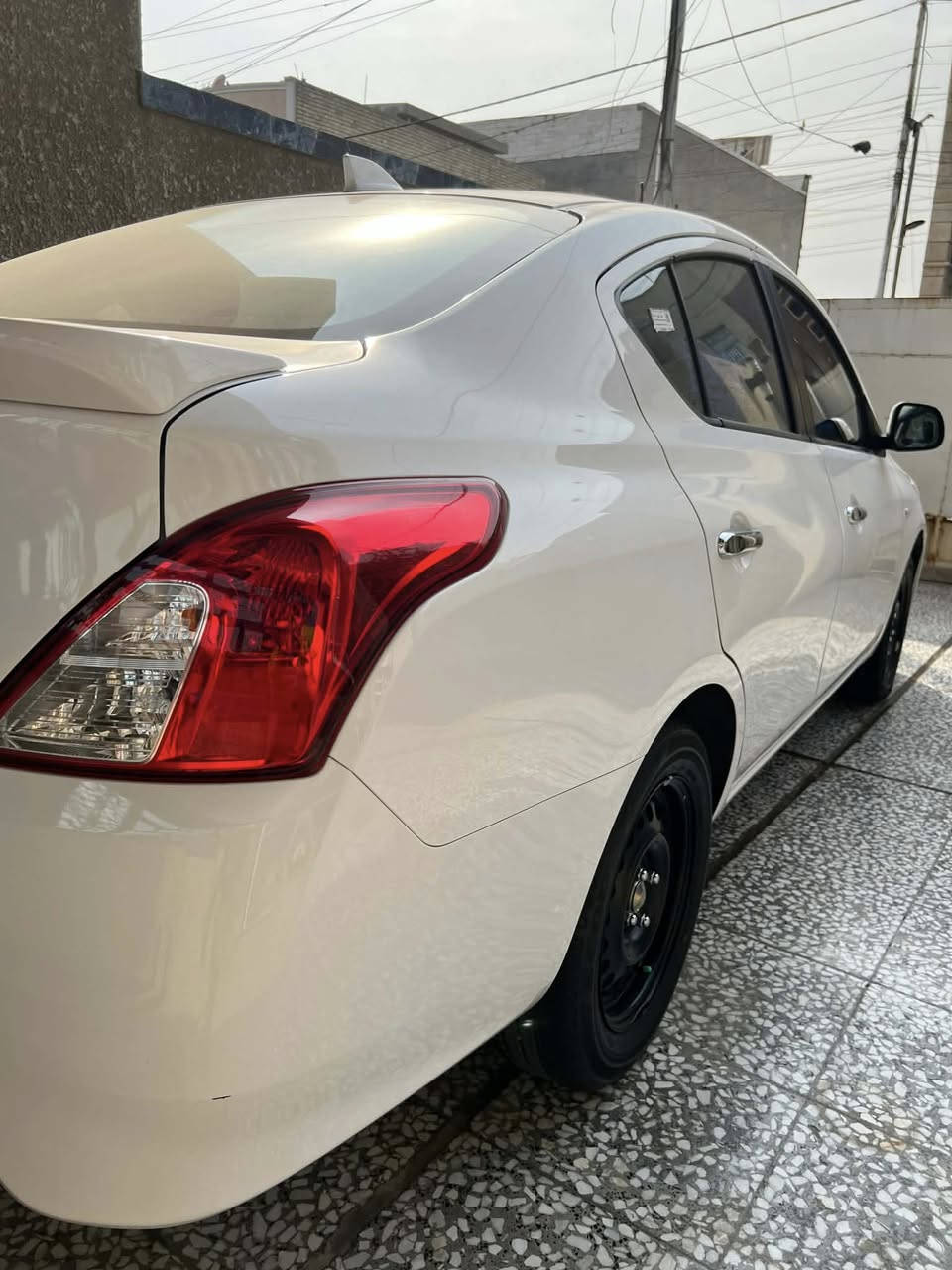 سلام عليكم للبيع نيسان صني 2024
كفاله عامه من صبغ 
بيها منضومه زنون ودوشمه داخليه اصلية 
شاشة كاربلي 
ماشيه ٢١ الف كيلو جديدة سيارة على ايدي 
السعر ١٢٥ وبيها مجال بسيط 
مكان الغزالية ***********
