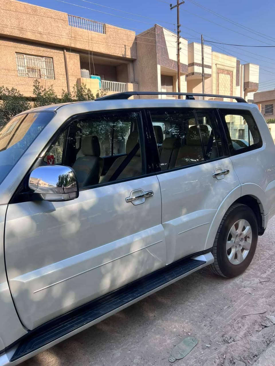 السلام عليكم 
للبيع ميتسوبيشي باجيرو 2015 حبتور فول 1/1 محرك 3.5 ماشية 106 الف كيلو 
المواصفات : 
سلايد 
حساسات خلفية  
كامرة خلفيه 
كشنات جلد 
كشنات كهرباء 
تحكم ستيرن فول وكروز سرعه 
لايتات زينون 
ليد نهاري 
3 قطع تبريد 
مري كهرباء شفط ويا السويج 
دمام خلفي 
 4X4
تايرات جدد
السياره خير من الله السعر18500$ بيها مجال بسيط للاستفسار  *********** مكاني بغداد
