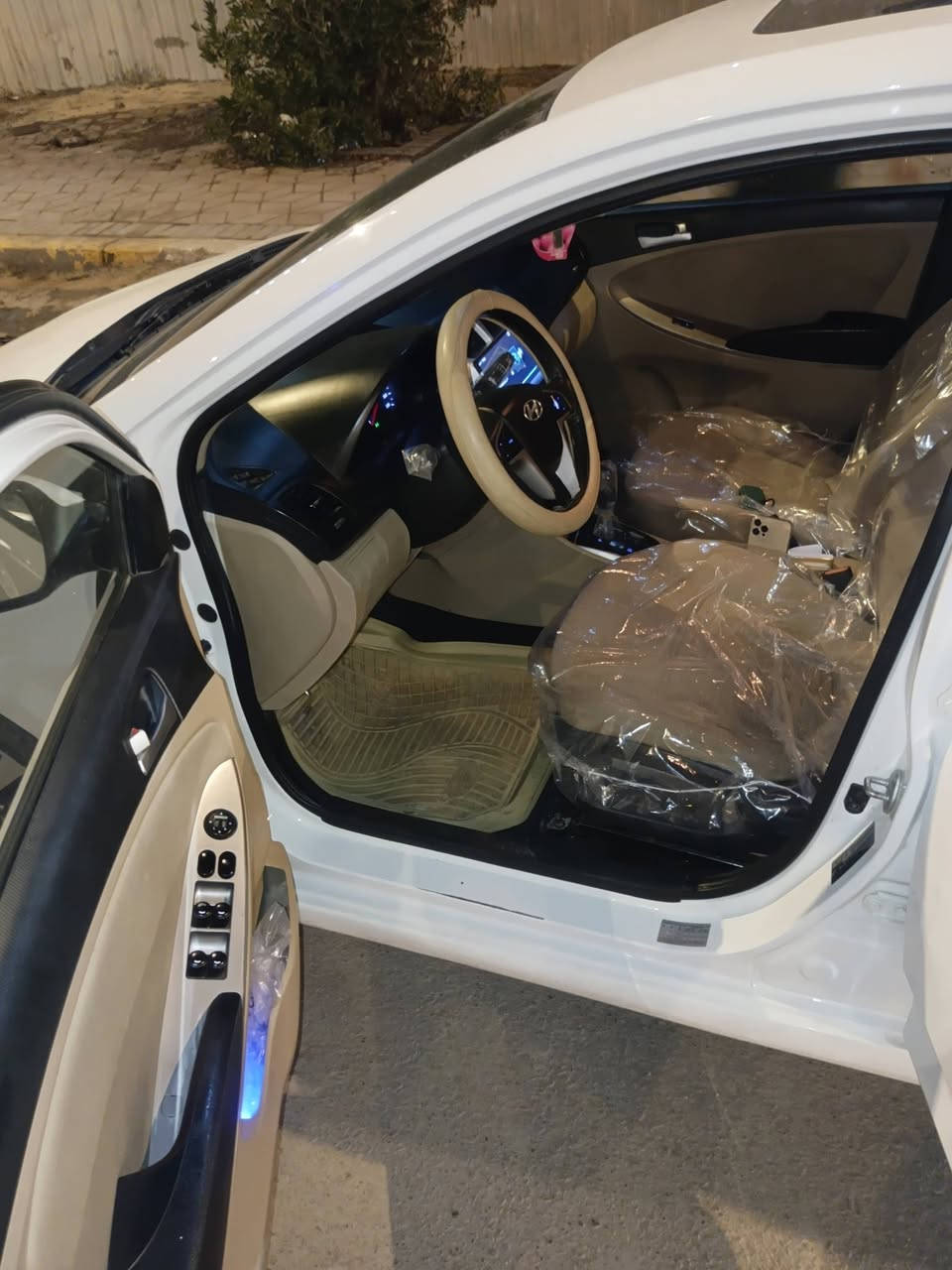 اكسنت موديل 2016 خليجي صبغ بابين بيها جير محرك صدر كهربائيات تخم تاير حداديه كلها جديده هزه جديده سياره خير من الله سعر 95 ***********
