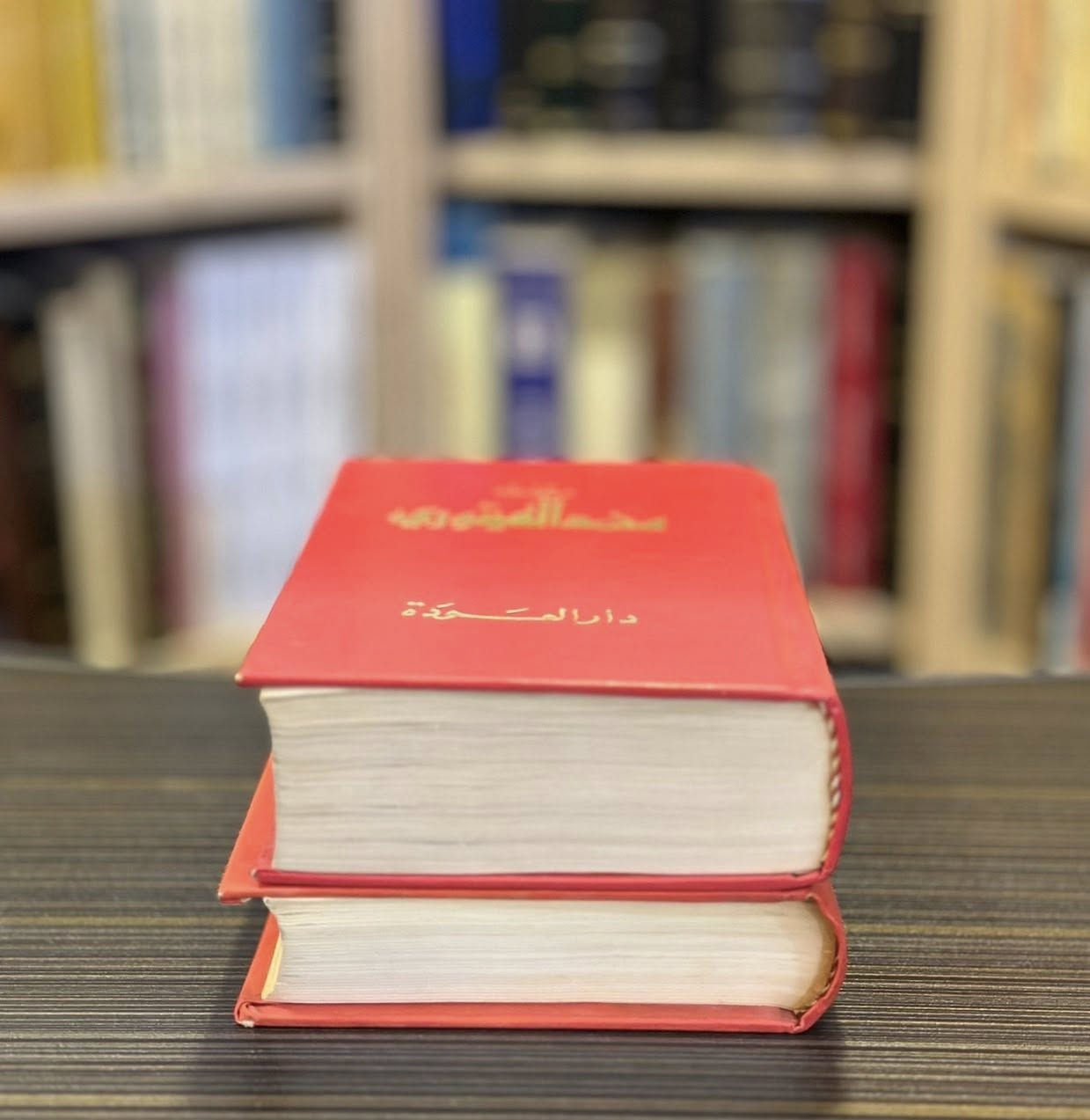 محمد الفيتوري 
مجلدين طبعة 1979
دار العودة بيروت
حالة الكتاب ممتازة 

لستَ طفلاً
هكذا تُولدُ في العصر اليهوديِّ
وتستغرقُ في الحُلمِ أمامهْ
عارياً إلّا من القُدسِ..
ومن زيتونة الأقصى
وناقوسِ القيامةْ
شفقيّاً وشفيفاً كغمامةْ
واحتفاليّاً كأكفان شهيد
وفدائيّاً من الجُرحِ البعيدْ
ولقد تصلُبُكَ النازيّةُ السوداءُ
في أقبية العصر الجديدْ
فعلى من غرسوا القضبانَ في عينيه
أن لا يتألَّمْ
وعلى من شَهِدَ المأساةَ
أن لا يتكلَّمْ!


**إذا كنت صاحب هذا الإعلان وتريد حذفه لأي سبب، رجاءا أرسل رسالة إلى الدعم الفني**