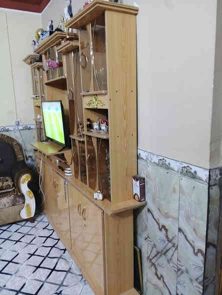 معرض خشب صاج استعمال قليل اخو الجديد نظيف مكون من قطعتين مقاس عرض 2.40وارتفاع 2.80 بيع مستعجل السعر 75 وبي مجال المكان حله أبو غرق ***********
