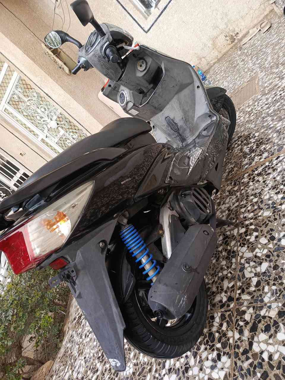 دراجة سكنس فحل محرك ناعم كهربائيات كلها كاملة كفراتها ختم واحد ديشبول شغال دراجة نكرة سلف وهندر  كل نقص ما بيها شلعة ومعدل تخبل قفل جنطة استيرن  سعرها 575 بيها مجال بسيط مكاني الشعلة ***********
