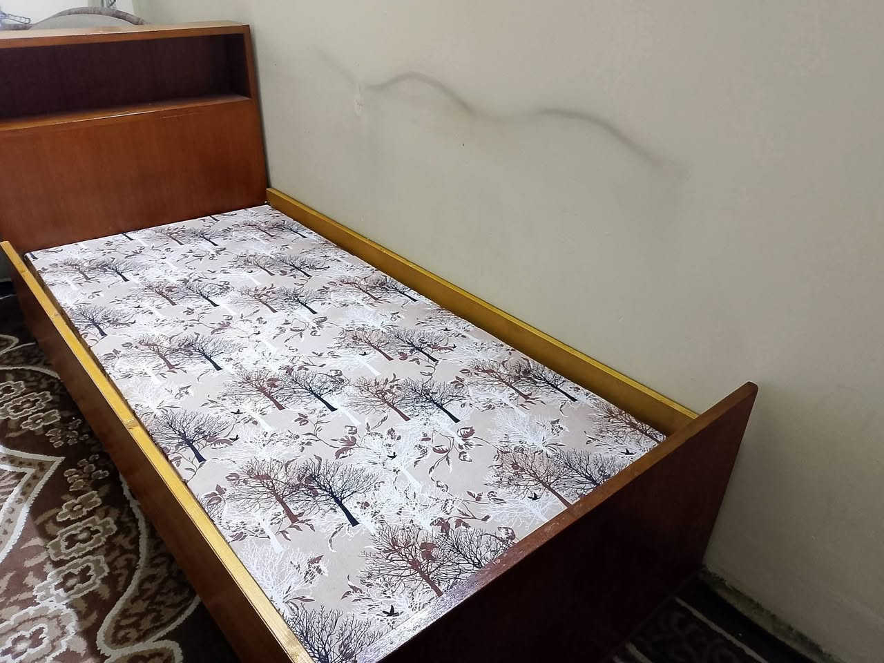 تخت ابوالملحق نظيف جدا للبيع السعر 50 الف مع دوشك نفر ظغط عالي جديد سعر الدوشك ٣٠ ألف موصل حي عدن للتواصل خاص اوعلى الرقم ***********
