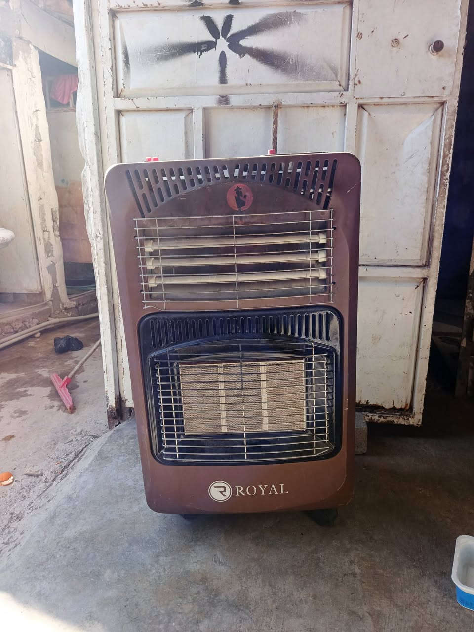 السلام عليكم اغراض للبيع صوبات اثنين غازيات وحده كهربائيه غازيه وكهربائيه وسلينك صوبات على 25 الوحده***********
