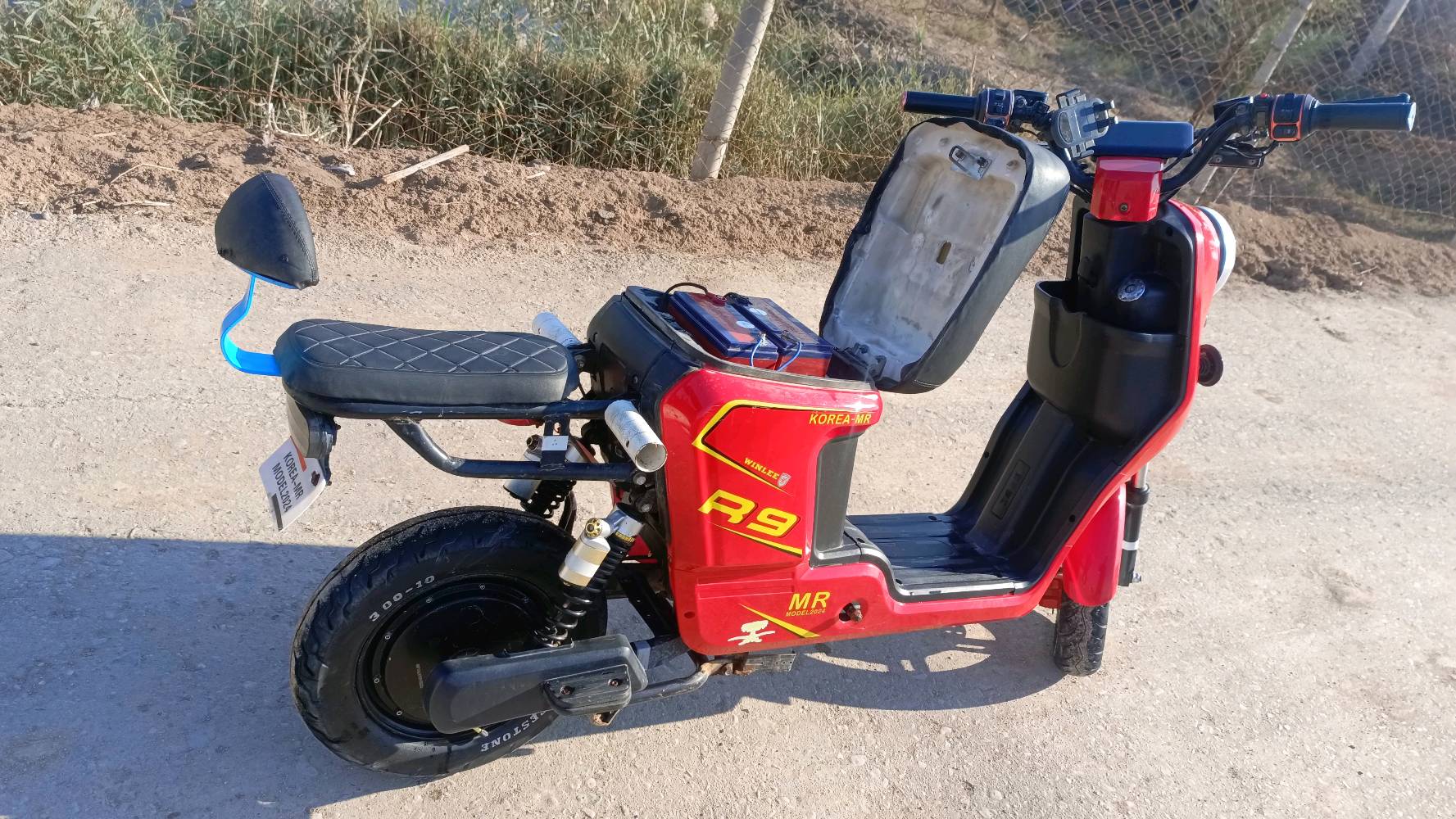 السلام عليكم دراجه شحن R9للبـيع نظيفه بيهه اكبربطاريات بلسوگ+سكليتر جديد+تايرخلفي جديد الدراجه كامله من شاحنه و سله وتچوه سوده +امرايات نقصهه بس مدگر وره فقط والسعر (400) عنوان بصره الزريجي النزله البرازيليه الرقم *********** بي واتساب