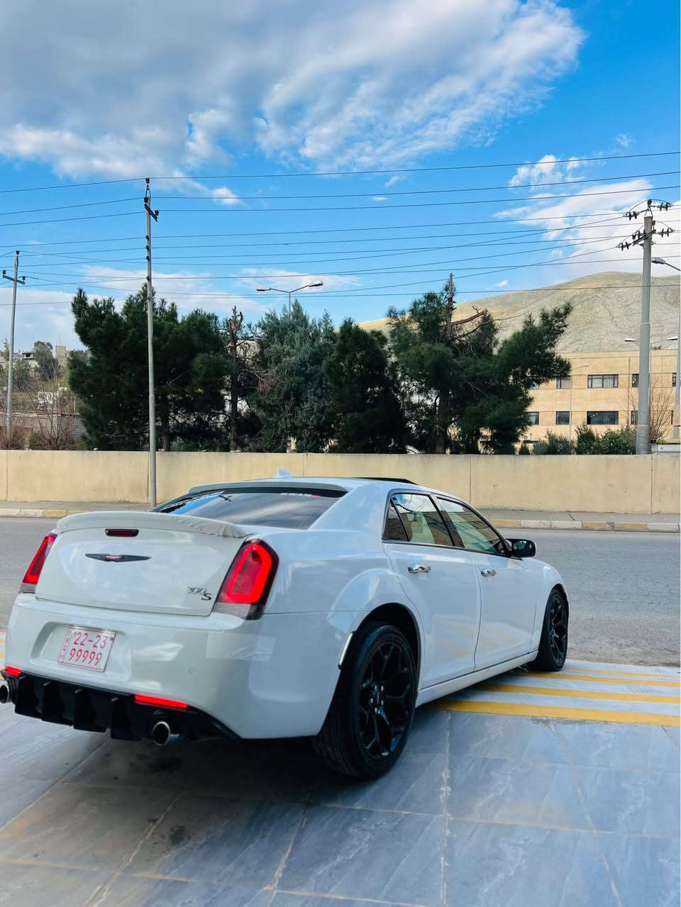 CHRYSLER.300 DUBAIشکل گؤراو.  2021
پانوراما.شاشه گه وره..جلد.
كوشن سارد و گه رم.لايت ئوتو.ليد.
دوو جام ئوتو.ئاوينه عيشارت.حساس.
كاميرا.كوشن كاره بايي.ويل حجم(20)
بي ليدان پيش و داواي كه پسه.سه قف به شه رت. براوه يه.هه موو گياني به شه رت مالي دوسته.گيرومه كينه ته بريد.كاره بايي هه موو به شه رت.بو زانياري زياتر تيل بك***********..                     83  مەجالێکی کەم دخان, السليمانية
