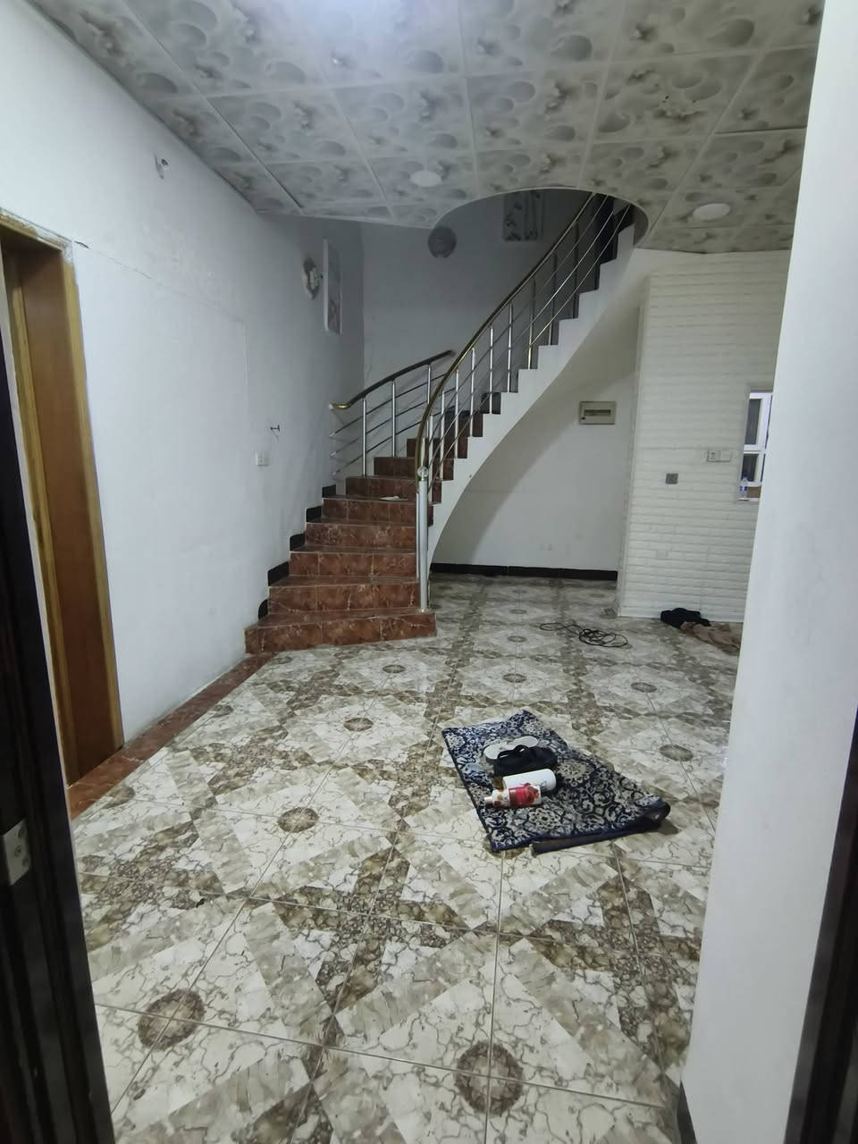 #دار للإيجار طابقين 

#العنوان كركوك -حـي الواسطي - قرب جرزات لطيف 
يحتوي: غرف نوم 2 -ربعه(استقبال)  -هول  - مطبخ حار بارد - صحيات  داخليه  

العقار #حصرًا لدى مكتبنا 
بأمكانكم عـرض عقارتكم لدينا سواءً كانت #بيــع أو ايـجـار 

#عنوان المكتب : حي الواسطي قرب حسينة جعفر الصادق
 للاستفسار الاتصال برقم المكتب
***********
