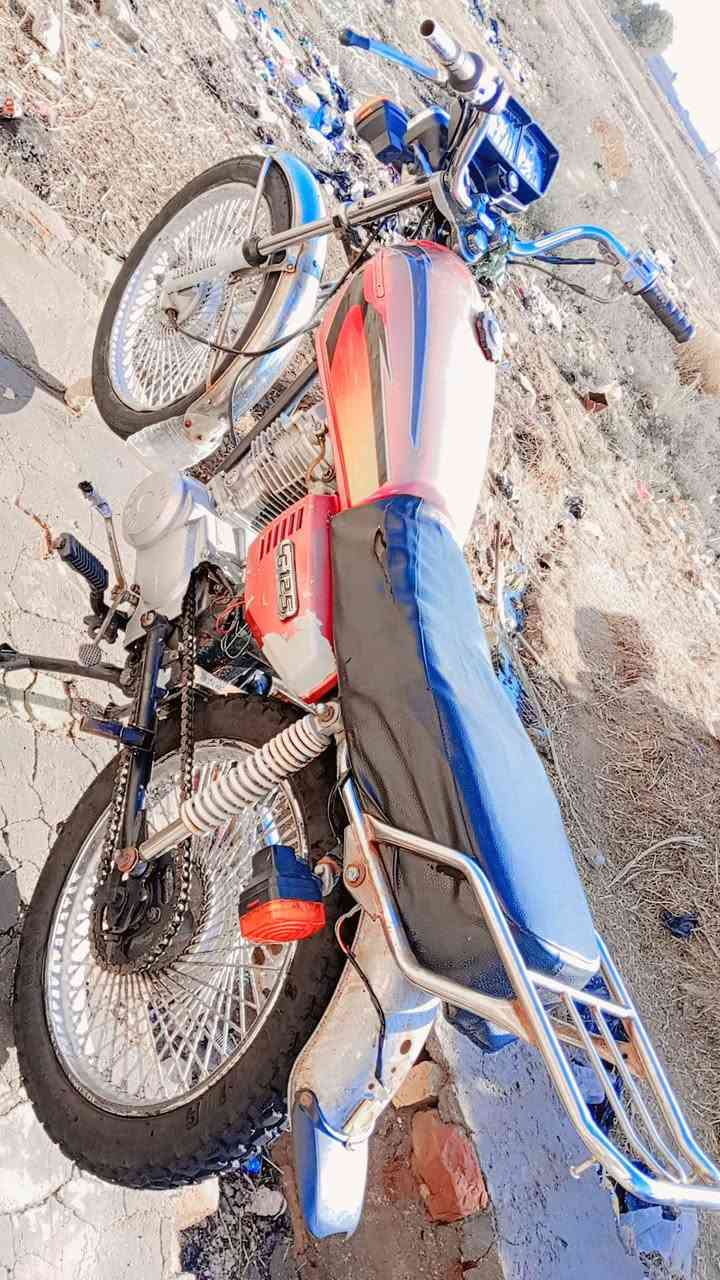 السلام عليكم دراجه ايراني للبيع اربعه كير دراجه كلك كلك كلك كلك السعر 350 وبيهه مجال مكفوله من السرقه مكاني ديوانيه شافعيه 
***********
