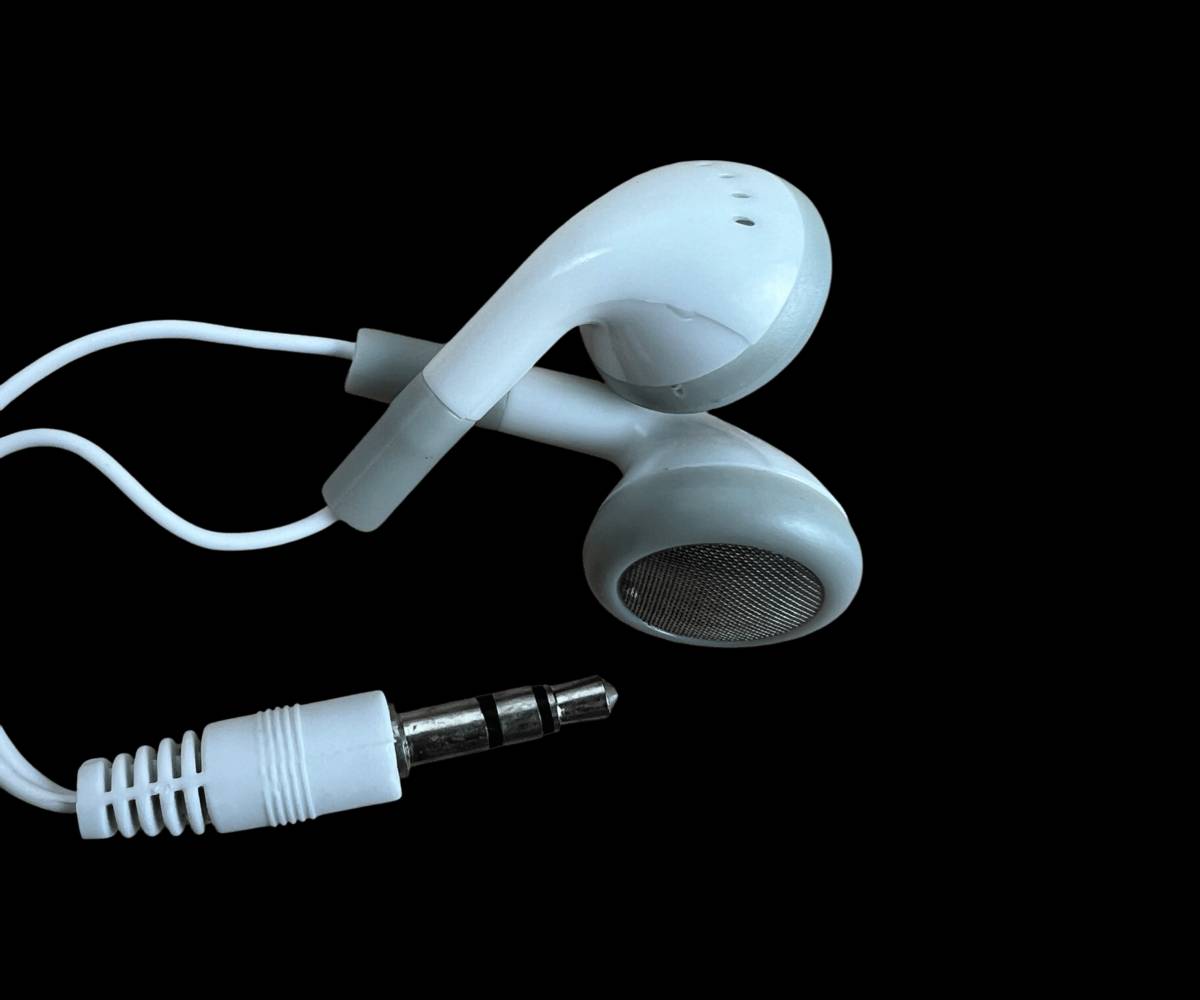 بوكس ألمنيوم فاخر – المصحف الشريف مع قلم القرآن الناطق متعدد اللغات

الاستخدامات

قراءة القرآن الكريم مع تلاوة صوتية واضحة عبر القلم الناطق.

تعلم التجويد وتصحيح التلاوة للأطفال والكبار.

الاستماع إلى الترجمة بعدة لغات.

تسجيل الصوت ومقارنة القراءة لتحسين الأداء.

الاستفادة من الأدعية، الأناشيد، وكتب إضافية مرفقة.

هدية إسلامية فاخرة للمناسبات الدينية.

المميزات

قلم ناطق ذهبي بتصميم أنيق وفاخر.

يدعم تلاوات متعددة لقرّاء مختلفين.

يدعم عدة لغات للترجمة.

خاصية تسجيل الصوت وإعادة التشغيل للمقارنة.

مكبر صوت مدمج + مدخل سماعات 3.5 ملم.

منفذ USB للشحن ونقل البيانات.

أزرار تحكم بالصوت والسرعة (رفعخفض الصوت – تسريعإبطاء).

بطارية داخلية قابلة للشحن.

يعمل بتقنية الاستشعار عبر تمرير القلم على الآية.

سماعة أذن مرفقة للاستماع الفردي.

بوكس ألمنيوم قوي للحفظ والحماية.

محتويات الصندوق

المصحف الشريف (نسخة ورقية فاخرة).

قلم القرآن الناطق.

سماعة أذن.

شاحن كهربائي برأس ثلاثي.

كيبل USB للشحن.

مجموعة كتب إضافية (مثل: صحيح البخاري، حصن المسلم، الحج والعمرة، قاموس ناطق، أناشيد تعليمية وغيرها حسب الإصدار).

حقيبةبوكس ألمنيوم فاخر للحفظ.

الملاحظات

قياس العلبة:

الطول: 28 سم

العرض: 5.5 سم

الارتفاع: 26 سم

يُشحن القلم بالكامل قبل الاستخدام لأول مرة.

المنتج مناسب للكبار والأطفال.

يُحفظ بعيداً عن الرطوبة والماء.