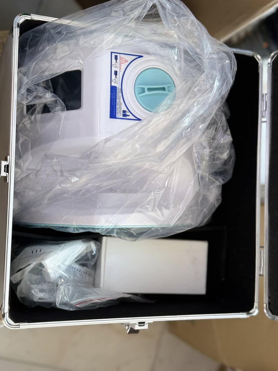 سلام عليكم جهاز لمراكز التجميل يستخدم لحقن المواد المغذية (مثل حمض الهيالورونيك والكولاجين والبلازما) في الجلد بدقة.
يضمن عمق حقن دقيق وموحد للكميات. للاتصال *********** متوفر واتساب
