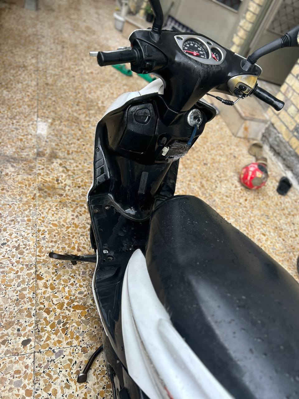 سلام  عليكم سكنس نثيه ١٤٠ سلف وهندر شلعه معدل كهربائيات كلها شغاله  اشاير. طوافه بانزين شغالة كلها جديدة   
مكينه بلاديه ناعمه لا نضوح ولا تبخير ولا تنقيص ادامه كلجات جدد دراجه مال رمبه  ابريك امامي خلفي استان تعليك وصفح ما ناقصهة اي شيء كاملة  
السعر (500 بيها مجال ) 
العنوان بغداد //الأمين الثانية شارع الارامل شارع جبار ابو دهن 
الاتصال /***********
