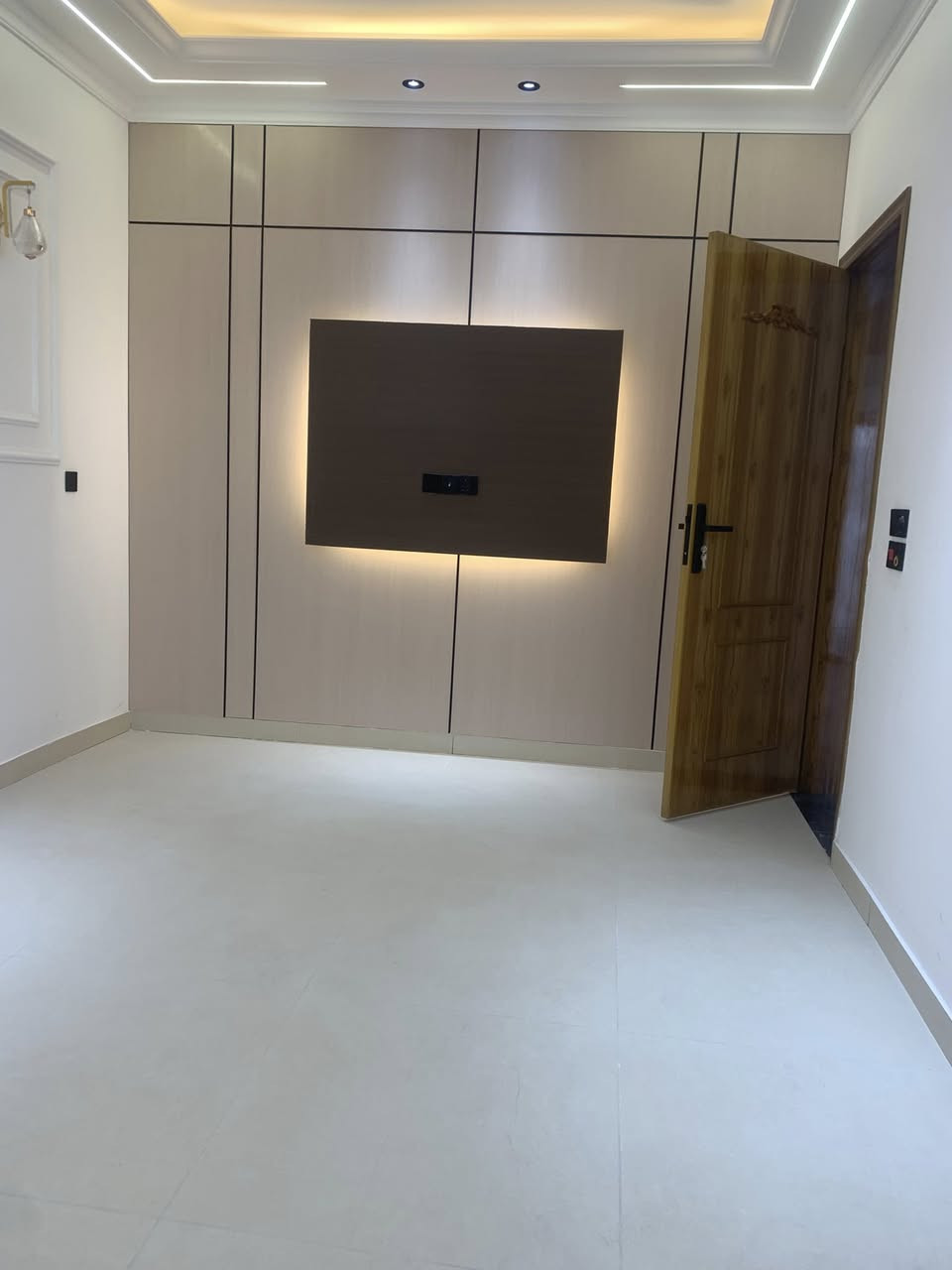 السلام عليكم
للبيع مشتملات  عدد2مساحه 

100متر. 5في 20 

يتكون المشتمل بنضام   طابقين 

استقبال معزول ومدخل 

3غرف نوم  مطبخ وصاله 

صحيات في كل طابق 

موقع الدار

 حي الجهاد مربع الا مانه قرب كاتب عدل 

للستفسار اكثر

 ***********

***********
