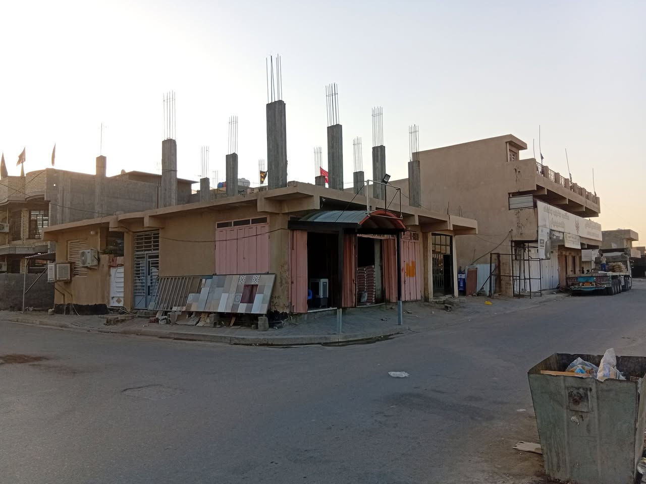 عمارة قيد  الإنشاء بحي الرشيد ١٥٠متر وجه ١٠ نزال ١٥ ٤محلات وشقه ومأسس دنك لعمل شقتين لأكن توقف العمل لضروف مادية السعر المطلوب ٢٩٠ وبيها مجال للأستفسار ***********
***********
