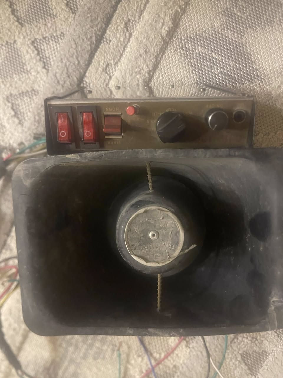 السلام عليكم صافرة صوت قوي 
جهاز +سماعه و ضفيرتها 
CJB100: اصليه 
شغالة و جاهزه 
سعرها 50 وبيها مجال بسيط 
***********
مكاني بغداد حي الإعلام
