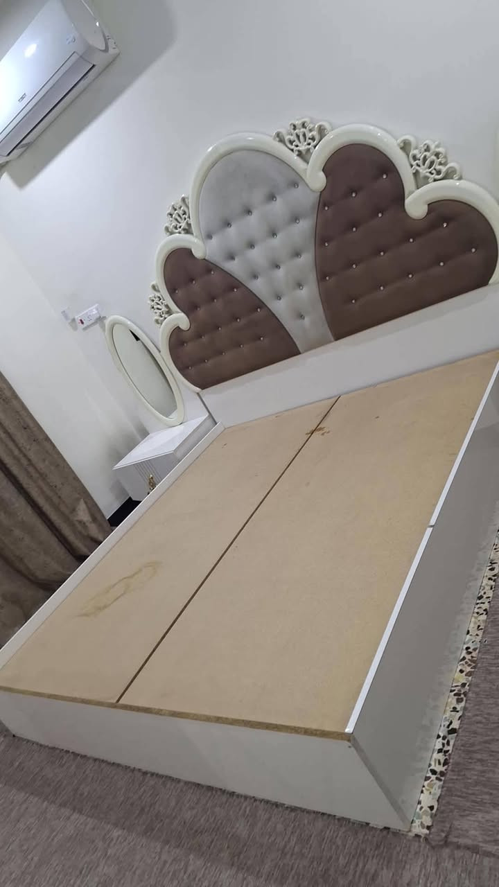 غرفة نوم بيضاء ٩ قطع كبيرة السعر ٨٠٠ وبيهه مجال رقم التلفون ***********
