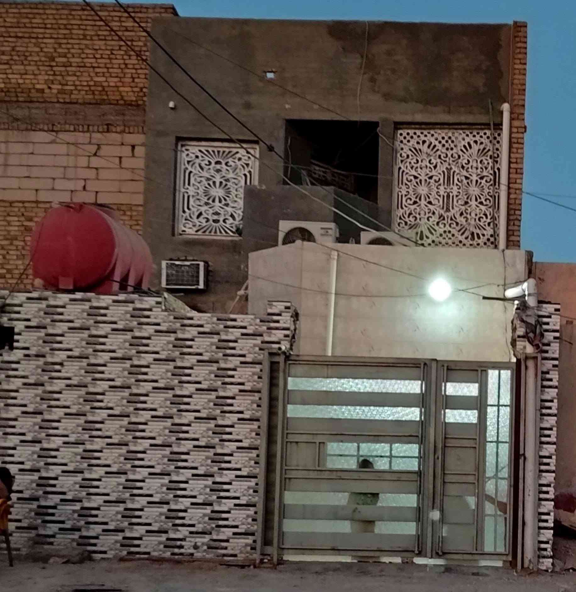 سلام عليكم
بيت للبيع في الناصريه حي اور الثانيه  نهايه شارع الصفاة القديمه يبعد عن الشارع الجامعه الجديد 150 متر مقابل عمارة الؤلؤة السكنيه مساحه ١٢٥ وهنالك زيادة 
طابقين 
الطابق الاول طارمه وحمام خارجي وحمام داخلي واستقبال وصاله ومطبخ حار وبارد ومدخل عالمطبخ ومدخل على الاستقبال ومنور وغرفه وحدة بالطابق الاول 

الطابق الثاني غرفه وحدة وصاله وحمام

+ شقه خارجيه بيها غرفه وصاله وصحيات 

الرقم ***********
