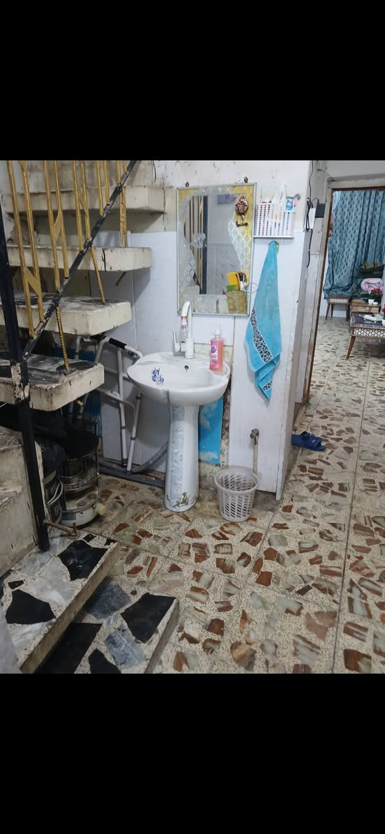 بيت للبيع ٦٢ متر قرب حسينية ام البنين ع بسعر قطعة ارض يحتوي على استقبال ومطبخ وخدمات والطابق الثاني غرفتين 
((بسعر قطعة ارض)) واجهة ٣ في ٢٠ 
للاستفسار ***********
