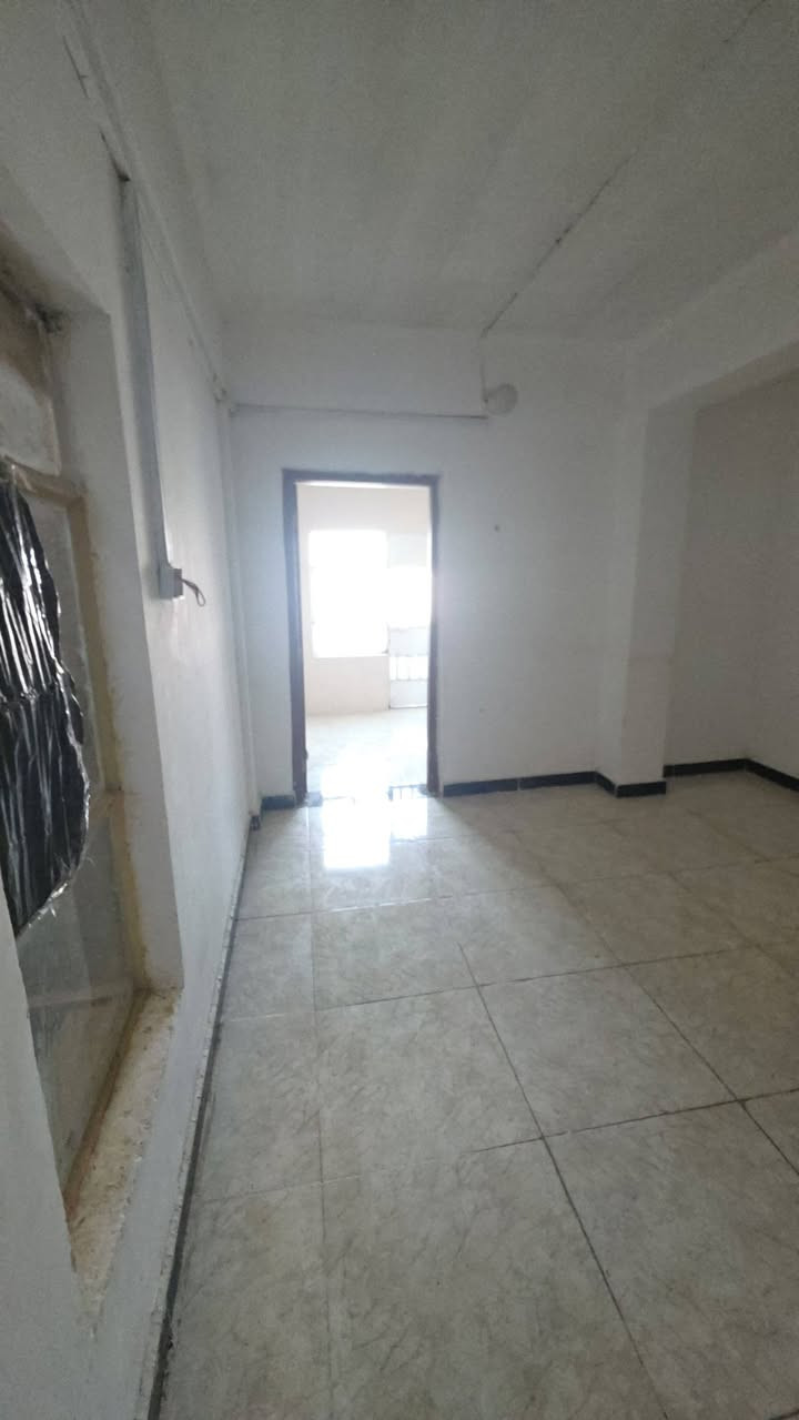 شقق للأيجار على الشارع التجاري مقابل معهد النفط طابق أول وليس ارضي وطابق ثاني
غرفتين+ صالة +مطبخ+صحيات
الايجار  حسب حجم الشقة والطابق 
350,000 
400,000
450,000
500,000

***********

