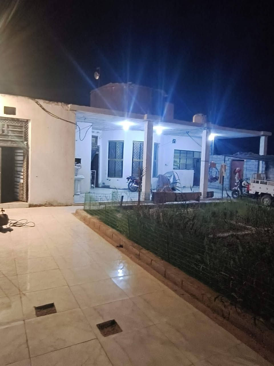 بيت للبيع مساحة ٧٥٠
عدد الغرف ٣  
الديوانيه ١٢ متر
حديقة مزروعه مساحة ٢٠٠
قطعة خلفية مساحة ٢٠٠
قريب لشارع لشط وقريب للشارع العام
ماء وكهرباء وتبليط  ٨ متر
العنوان طريق سوق ناصريه
 من جهة الشط
السعر  ٩٥ وبيه مجال
***********
