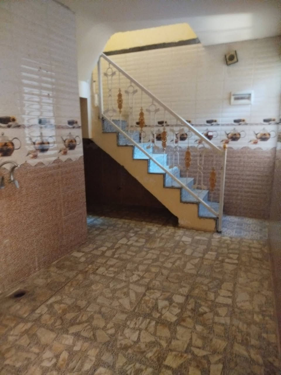 بيت للايجار 350 الف
السريدات المربع الاول خلف ماركت الشام 
50 متر 
يحتوي غرفه نوم ومطبخ واستقبال و2 حمام 
***********
