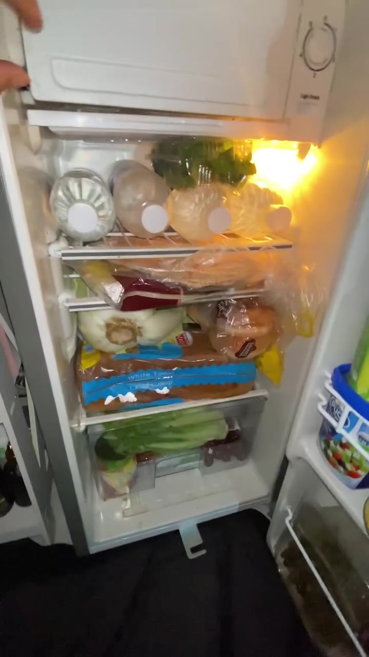 ثلاجه 5 قدم 
صار شهرين من اخذتها بس اريد اشتري اكبر للبيت 
باب واحد 
فريز داخلي


**إذا كنت صاحب هذا الإعلان وتريد حذفه لأي سبب، رجاءا أرسل رسالة إلى الدعم الفني**