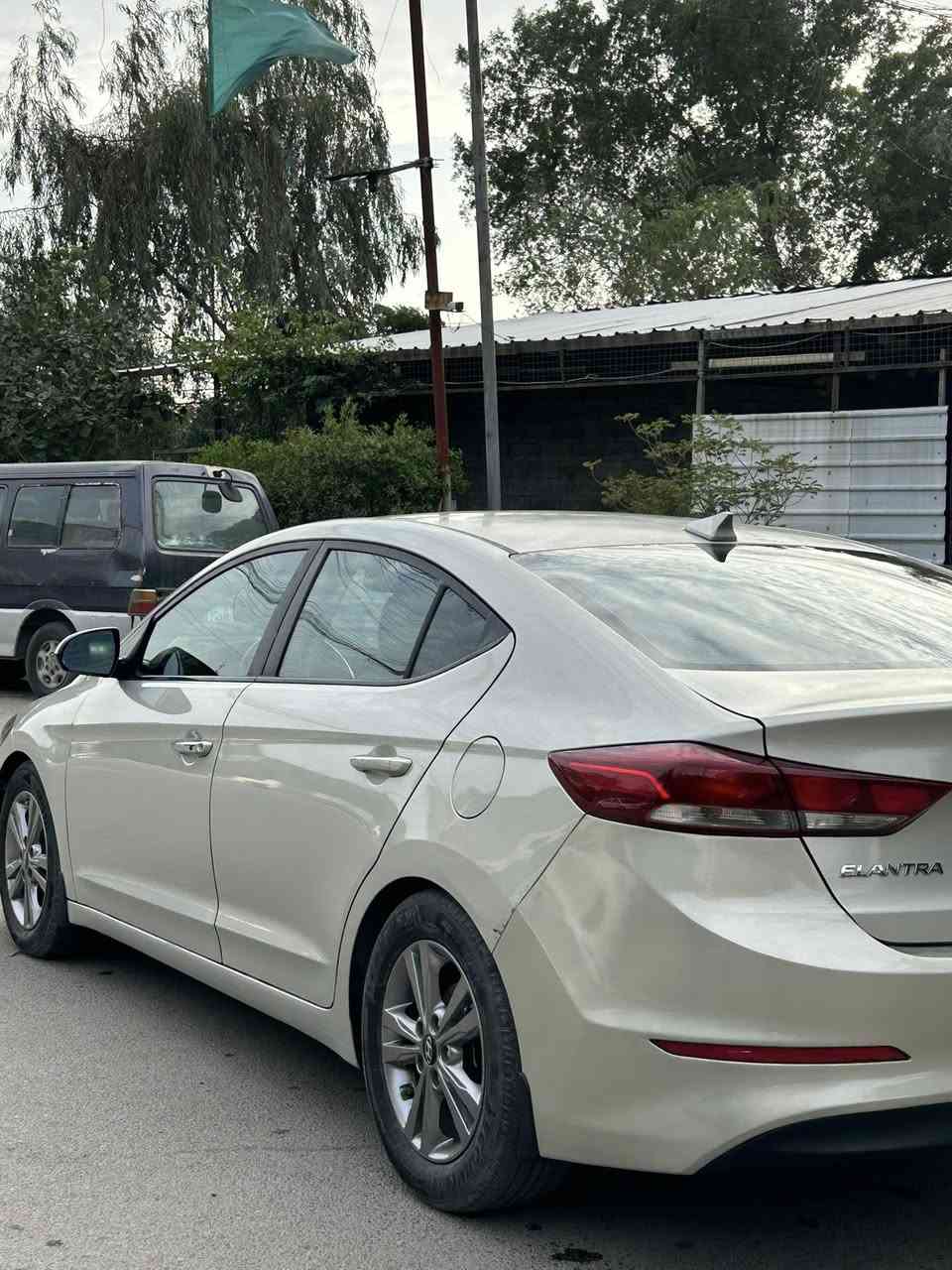 السلام عليكم النترا البيع موديل 2018 وراد امريكي فول موصفات فتحة بصمة شاشة كامره أشاير بل مري ويل كب بصمت أبواب رادارات جانبي بعد بيه هواي موصفات فول حادثه بنيد بدون دواخل وصار بيه بل عراق جاملغ خلفي بارد باقي سياره خير من الله رقم بغداد رقم انكليزي سيارة كير محرك صدر تايرات باتري خير من الله كلش حلوه سياره جاهزه مابي ي نقص السعر 128$ رقم تلفون ***********
