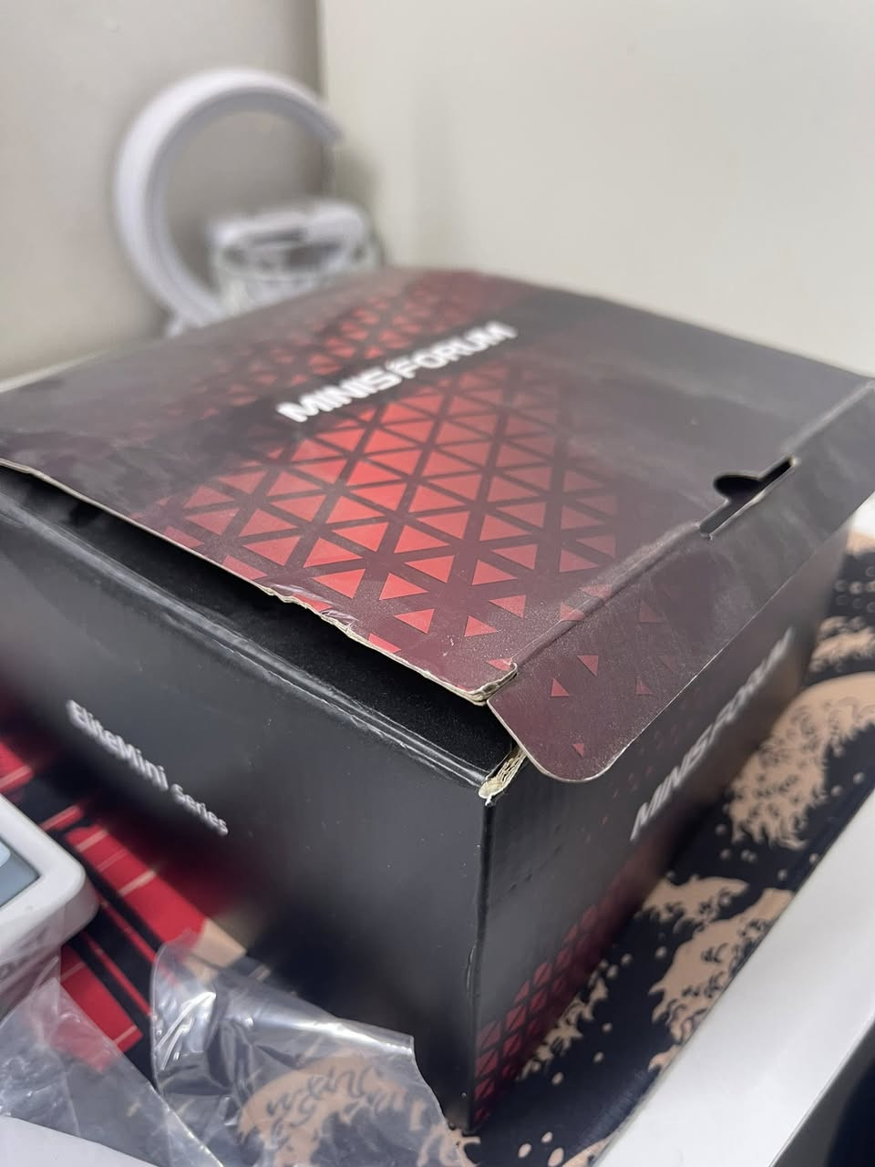 ميني بيسي كامل مكمل ملحقات وكارتونة نظيف جداً

مواصفات:
المعالج: AMD Ryzen 7 7735HS (أداء سريع جداً ينافس أجهزة اللابتوب والكمبيوتر المكتبية الكبيرة).
• الرام: 16 جيجابايت (DDR5 أحدث جيل) لضمان سلاسة التنقل بين البرامج.
• التخزين: 1 تيرا بايت SSD (فائق السرعة) يشغل الجهاز والبرامج في ثوانٍ.
• كارت الشاشة: AMD Radeon 680M (يشغل الألعاب وبرامج المونتاج والتصميم بكفاءة عالية).

ملاحظة هدية ماوس وكيبورد وايرلس

السعر :400 الف


**إذا كنت صاحب هذا الإعلان وتريد حذفه لأي سبب، رجاءا أرسل رسالة إلى الدعم الفني**