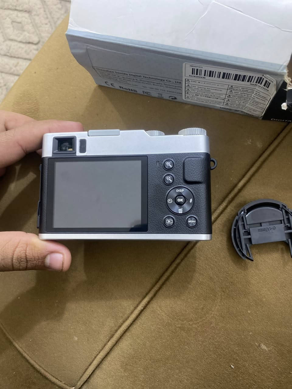 كاميرا رقمية اقتصادية 4K (بدون علامة تجارية معروفة) وغالباً تُباع باسم موديلات مثل DC202 أو كاميرات 4K الصينية العامة.

المواصفات الظاهرة في الصور:
 • تصوير 4K Ultra HD
 • Zoom 16X
 • عدسة مكتوب عليها F/2.2 – 3.37mm Auto Focus
 • شاشة خلفية تقريباً 2.7 – 3 إنش
 • فلاش أمامي
 • منفذ HDMI للتوصيل بالتلفاز
 • شحن عبر USB
 • معك في العلبة:
 • كابل شحن 🔌
 • كابل HDMI 📺
 • حزام لليد
 • غطاء عدسة

السعر 35 مع التوصيل


**إذا كنت صاحب هذا الإعلان وتريد حذفه لأي سبب، رجاءا أرسل رسالة إلى الدعم الفني**