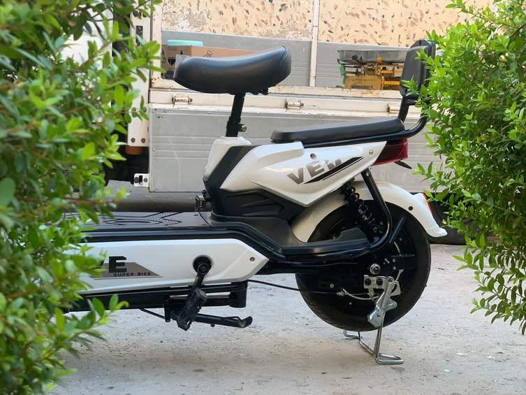 السلام عليكم
دراجة شحن للبيع جديدة كلش جاهزة اي نقص ما بيها 

كهربائيّات كلها شغالة 

السعر 250 وبيها مجال 

مكاني كربلاء حي العسكري العابد 

رقمي ***********
