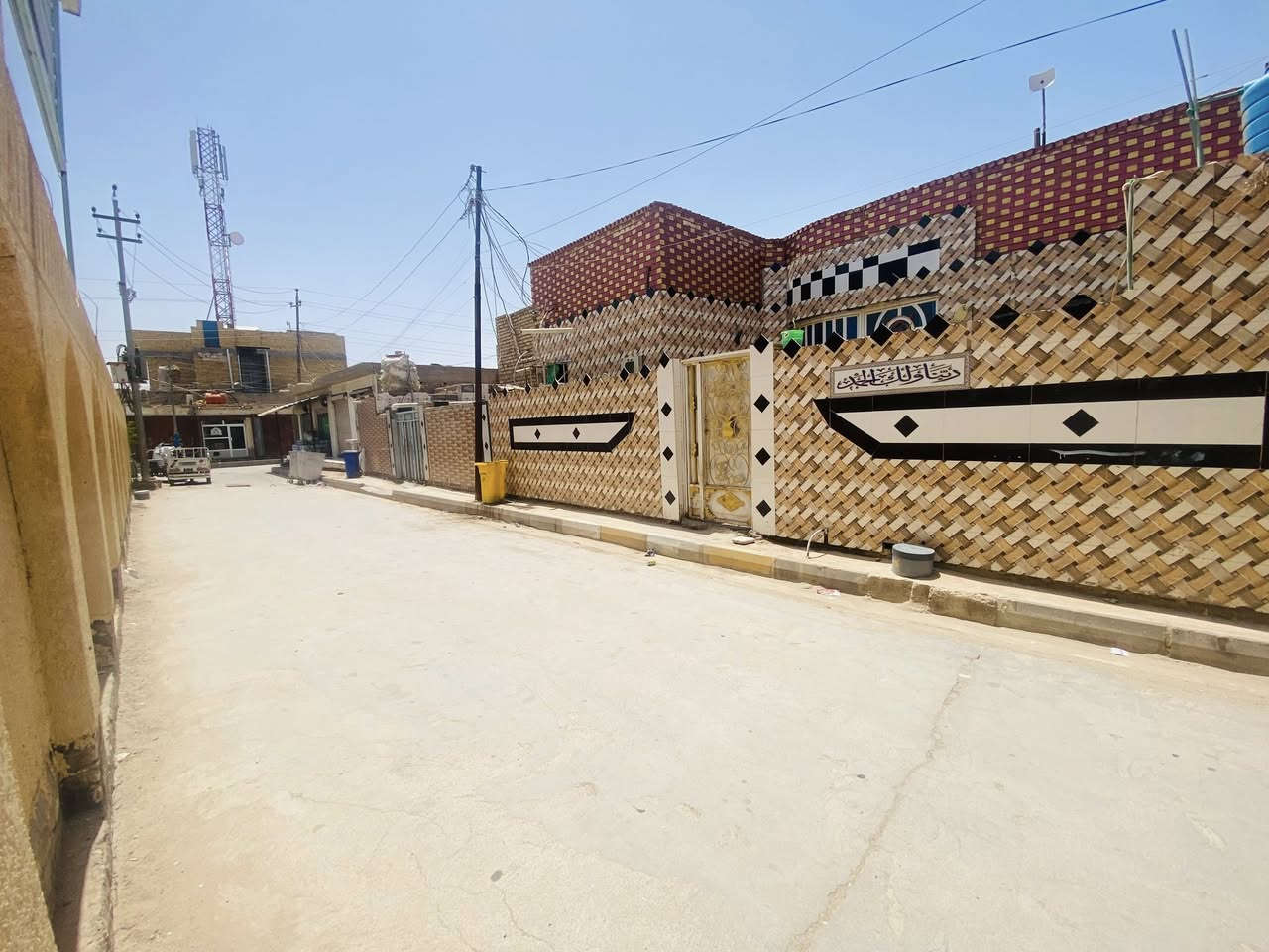 دار للبيع مجاور جامع الابرار مباشرا يتكون من ثلاث غرف نوم جوه وغرفه فوك مخزن وديوانيه وصاله ومطبخ وصيحات  
للاستفسار ***********
