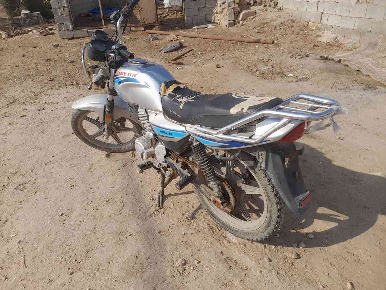 دراجه دايون للبيع  موديل 20 الدراجه يحتاجله ترتيبات بصيطه مثل الايت والجوزه فقط لئن السويج ضاع وفالت فيشه والباقي مكفوله شرط محركه نضيف وصوته ناعم تجي وتشوف بس اني اكلك عوزله كلجات اذا سرعته ماعجبتك بس بدل كلجات ب15الف البلاديات الدراجه مكانه كربلاء طريق كربلاء نجف عمود 946 الدراجع رايده ب450 وبيه مجال بصيط خاص ماكو اتصال ***********
