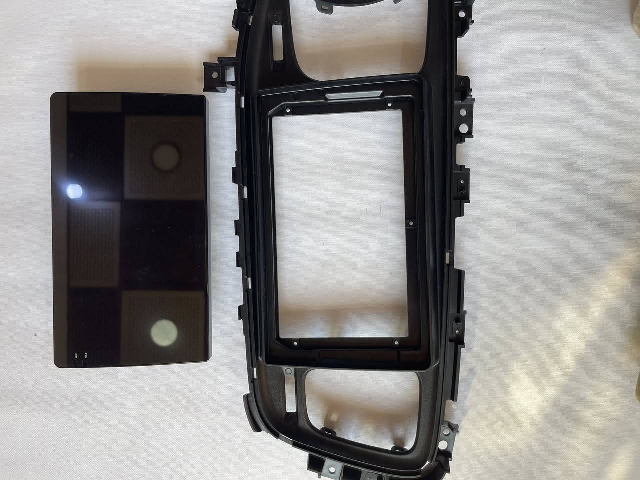 شاشة  كيا أوبتيما (K5) للموديلات بين عامي 2013 و2015.
rocacar.com
rocacar.com
 +1
تتضمن هذه المجموعة المكونات الأساسية التالية:
شاشة لمس ذكية: بمقاس 9 أو 10 إنش غالباً، تعمل بنظام أندرويد وتدعم تطبيقات مثل خرائط جوجل، يوتيوب، ومتجر Play.
إطار الديكور المخصص: مصمم ليتناسب تماماً مع تابلوه سيارة كيا أوبتيما 2013-2015 ليعطي مظهراً أصلياً (فبريكة).
مجموعة الكابلات والوصلات: تشمل كابل الطاقة الرئيسي (فيشة بفيشة)، ووصلات RCA للصوت والصورة، ووصلات USB.
ملحقات إضافية: تظهر في الصورة لاقط هوائي GPS لتحديد المواقع، ميكروفون خارجي للمكالمات، وكاميرا رؤية خلفية مع كابلاتها. 
الميزات التقنية الشائعة لهذه الأنظمة:
دعم أنظمة Apple CarPlay و Android Auto لاسلكياً أو عبر الكابل.
اتصال Wi-Fi و Bluetooth للمكالمات وبث الموسيقى.
دعم التحكم من خلال أزرار عجلة القيادة
ذاكرة عشوائية 8 جيجابايت وسعة تخزين داخلية 256 جيجابايت.
شاشة بدقة 2K وتدعم تقنية CarPlay للاتصال بالهواتف الذكية.
تتضمن ميزات الاتصال GPS و 4G، وتدعم نظام كاميرا 360 درجة.
تأتي مع مروحة تبريد مدمجة لإدارة الحرارة الناتجة عن التشغيل [
السعر 150 الف مكان الديوانيه 
وتعرفون سعرها من 200 الى 350 ال


**إذا كنت صاحب هذا الإعلان وتريد حذفه لأي سبب، رجاءا أرسل رسالة إلى الدعم الفني**