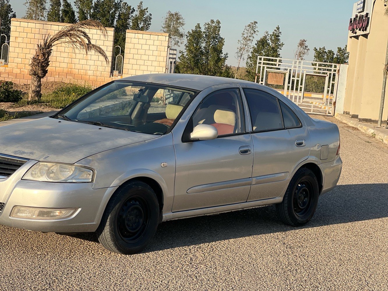 موديل ٢٠١٣ كوري مكفولة ماعدا بارد بسيط بالباب والسيارة بيه جراد بالصبغ 