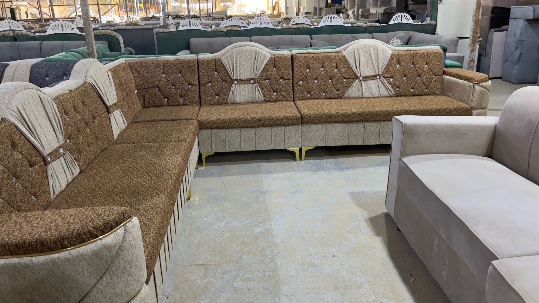 ✨ عرض خاص مناسبت شهر رمضان 🌃 
احجز الآن ديوان حرف L بـ 10 مقاعد مع طبلة + 4 كوشات هدية فقط بسعر 350الف !

📌 رقم الهاتف: *********** وتساب 

🔹 ضمان 3 سنوات
🔹 تصميم أنيق: مقعد بلوك أسود مع خشب جام روسي فاخر
🔹 خدمة توصيل متوفرة داخل بغداد وجميع محافظات العراق بأسعار مناسبة

⚡ لا تفوت الفرصة.. الكمية محدودة! ⚡